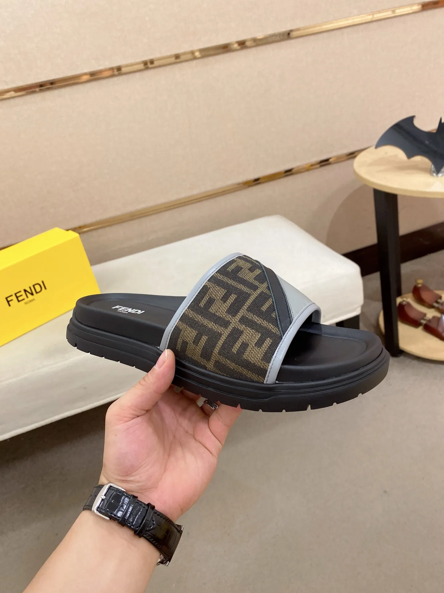 Factory price: 320💰 [Fendi Slippers] High-end brand of men's shoes, official website 1:1 latest masterpiece: original mold customization, the fabric is made of imported original materials, upgraded outsole, lighter and non-slip. The market's top quality, simple yet tasteful, a must-have for fashionistas, fashionable at your feet, full of confidence, the same style at the counter 👍The season of summer slippers is here. Code: 38-44 (45 is custom-made and cannot be returned or exchanged)